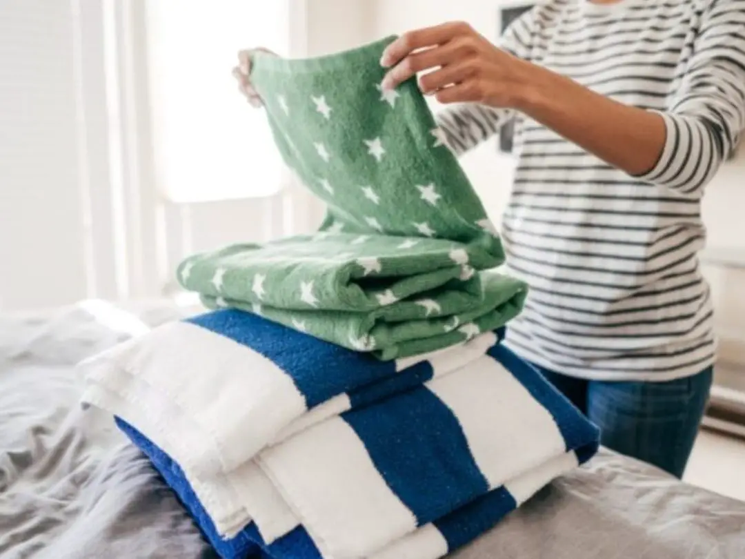 The Spiritual Significance of Folding Clothes in a Dream Unveiling the Biblical Meaning John